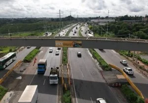 Mulher tem celular furtado por suspeito em moto na BR 324 e cena viraliza