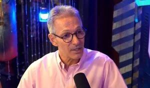 Candidato a presidência da República, Romeu Zema aparece dormindo em voo de classe econômica e cena repercute