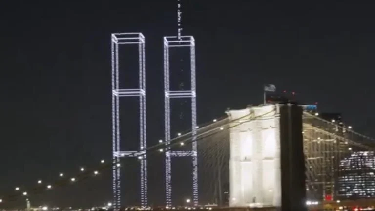 Drones recriam Torres Gêmeas em homenagem emocionante às vítimas do 11 de Setembro