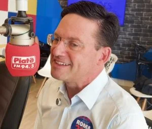 João Roma explica ausência de nome no site da campanha de Flávio e cita Coronel: “Deve ser mais bolsonarista”