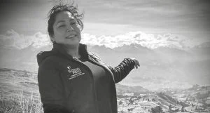 Jornalista e candidata é morta a tiros durante evento de campanha no Peru e causa pânico no local; veja momento