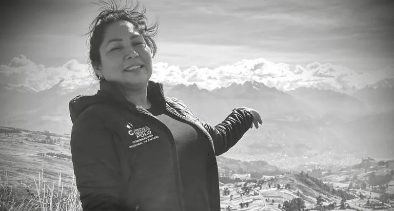 Jornalista e candidata é morta a tiros durante evento de campanha no Peru e causa pânico no local; veja momento