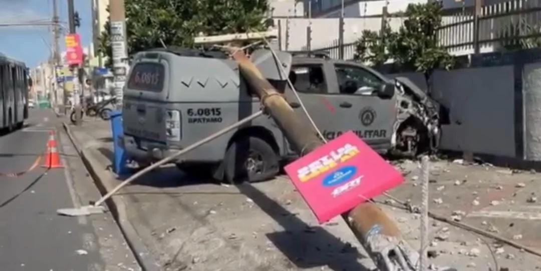 Viatura da PM colide com poste na Pituba após policial perder controle do veículo e imagens chamam atenção