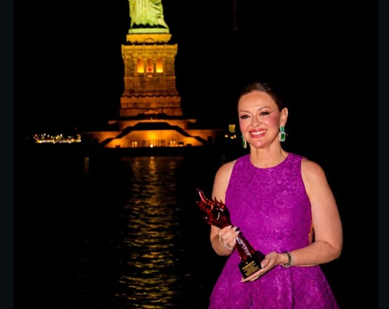 Presidente da ACB, Isabela Suarez é premiada em cerimônia nos Estados Unidos: “O empresário se mede pelo impacto que causa”