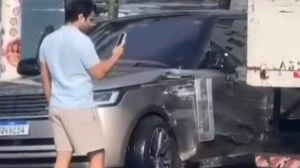 Motorista registra carro de alto padrão quebrado após colisão com caminhão e dispara: “Se a sua vida está ruim, imagine a des
