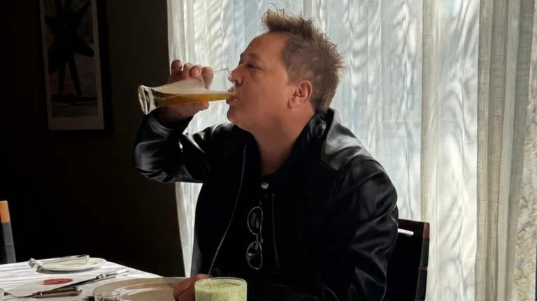 Leonardo volta a consumir bebida alcoólica após restrição e posta vídeo comemorando: “Prefiro ser um gordo feliz”