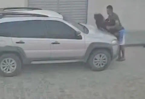 Homem tenta estuprar e agredir mulher e câmera de segurança registra momento