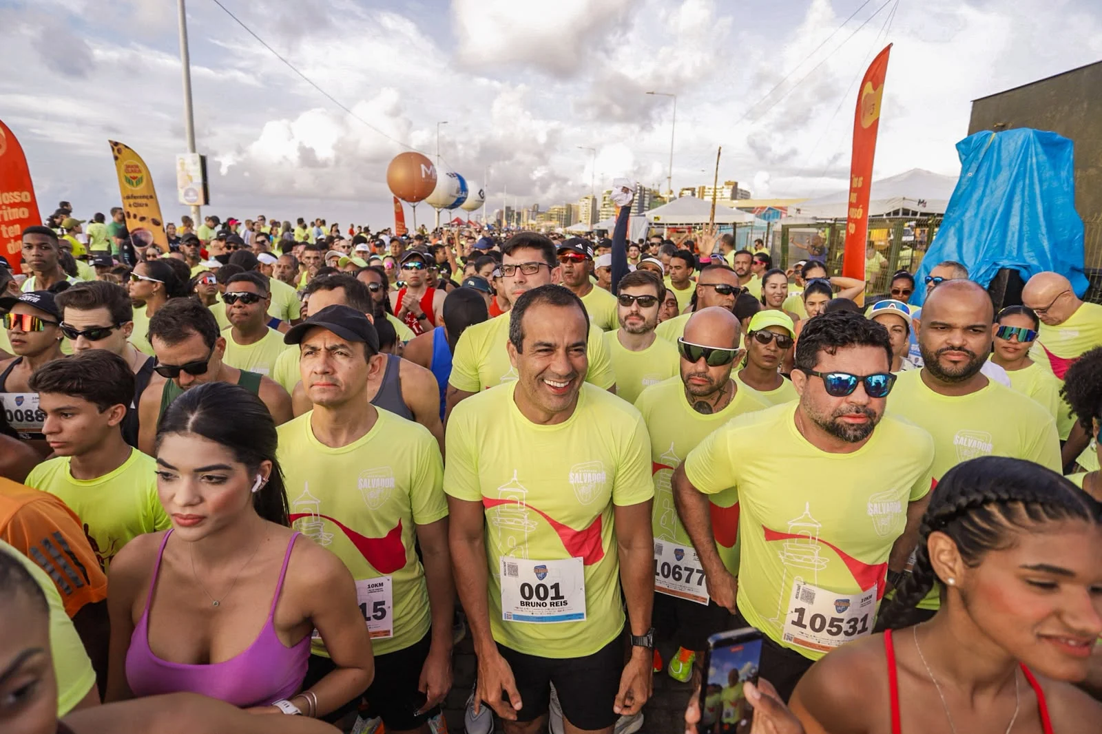 Bruno Reis participa da Maratona Salvador, evento esportivo que reúne 10 mil inscritos e impulsiona o turismo local