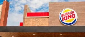 Funcionária do Burger King é alvo de humilhações no trabalho após uniforme não caber e ganha indenização na Justiça