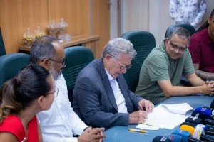 Prefeito de Camaçari assina projetos de lei que garantem menor tributação sobre as famílias que participam do programa Minha