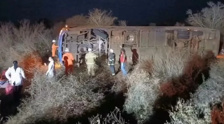 Acidente de ônibus na BR 122 deixa sete mortos e 13 feridos na Bahia; PM está entre as vítimas