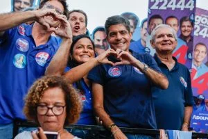 ACM Neto promete parceria com Débora Régis e aposta em grande votação em Lauro de Freitas
