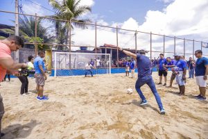 Bruno entrega campo de futebol e visita novo camelódromo durante agenda no Subúrbio de Salvador