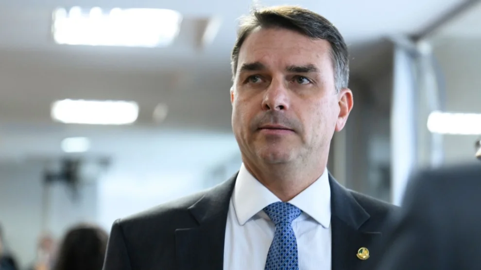 Parcerias judiciais e imóveis ligam Flávio Bolsonaro a advogado investigado no escândalo do INSS; saiba detalhes