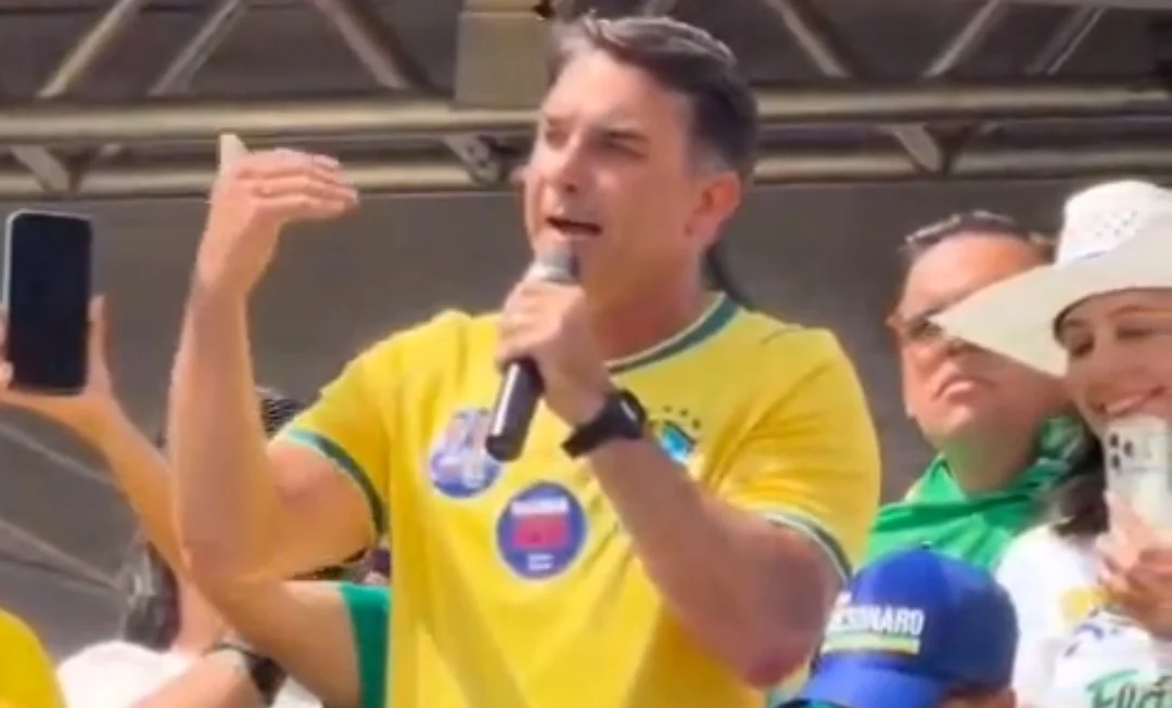 Flávio Bolsonaro critica reajuste do Bolsa Família e acusa governo Lula de medida ilegal na eleição: “Vou libertar o Brasil d