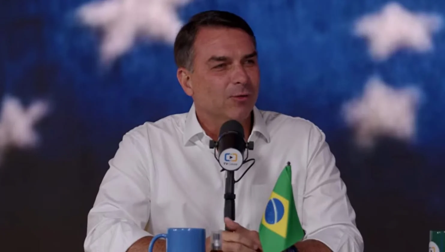 Climão! Flávio Bolsonaro faz piada com aliado e constrangimento chama atenção durante live