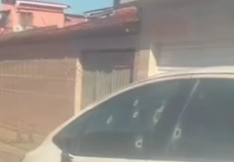 Homem de 35 anos é baleado dentro de carro no bairro Jardim Limoeiro, em Camaçari