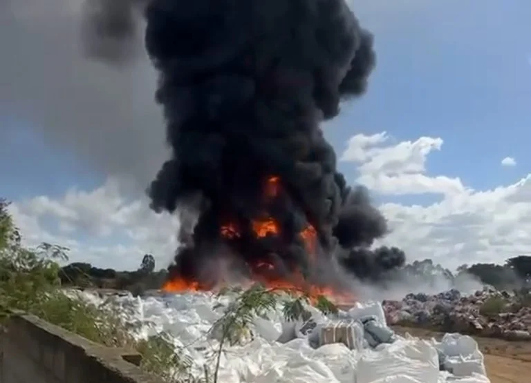 Incêndio em galpão se alastra e ameaça residências em Vitória da Conquista