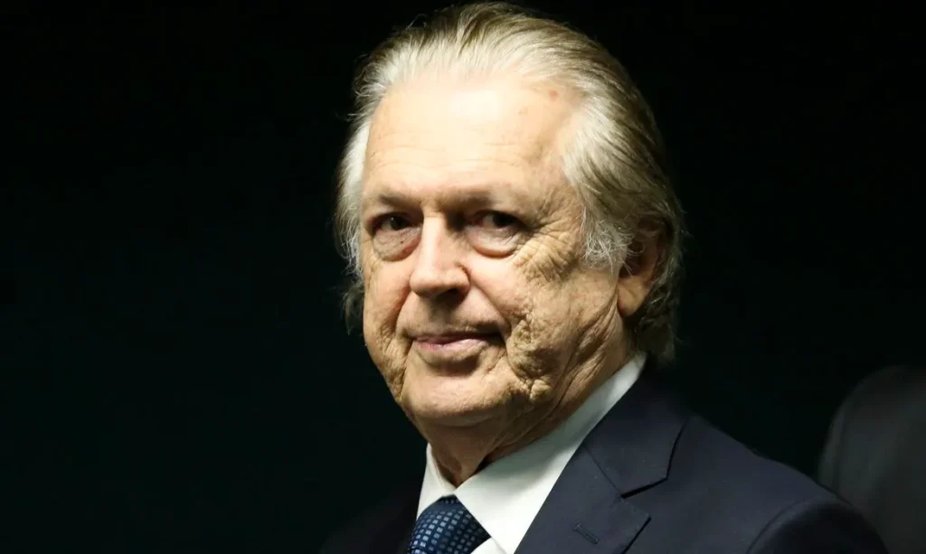 Mudou de lado? Ex presidente do partido em qual Bolsonaro foi eleito em 2018 aparece em ato de Lula