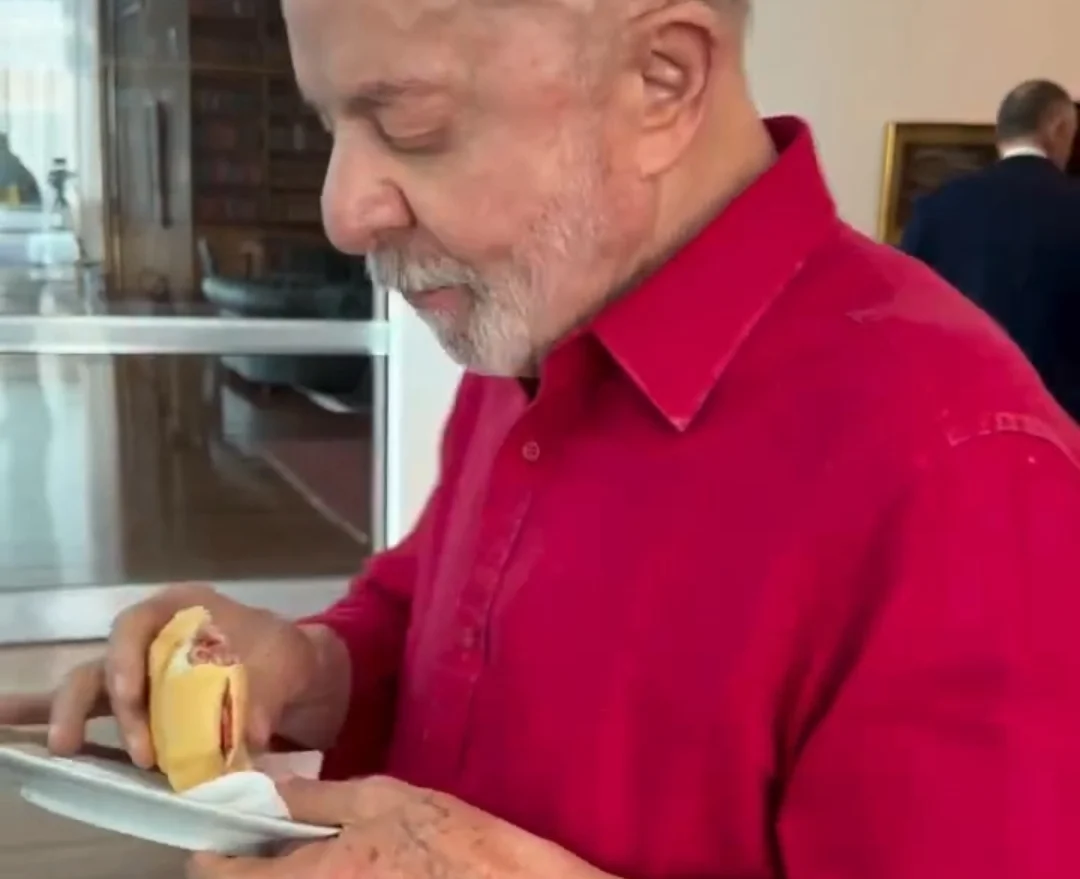 Vídeo de Lula comendo “pão com mortadela” publicado por Janja divide opiniões nas redes