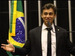 Nikolas Ferreira é atingido por ovos durante ato político em Minas Gerais