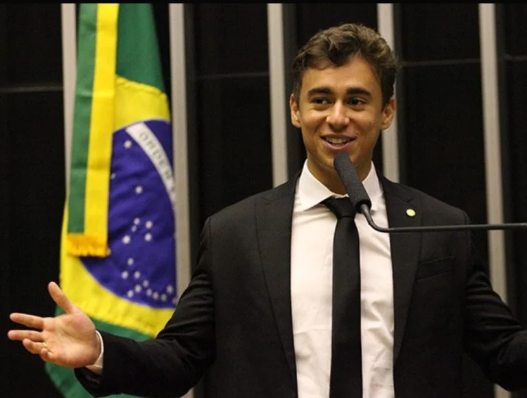 Nikolas Ferreira é atingido por ovos durante ato político em Minas Gerais