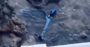 Descaso ambiental: patinete é encontrado no mar da praia da Barra, em Salvador