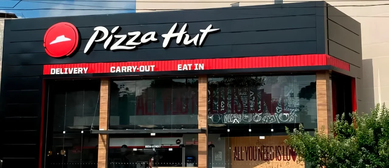 Mesmo comando? Donos da Pizza Hut e Outback no Brasil negociam possível fusão de operações