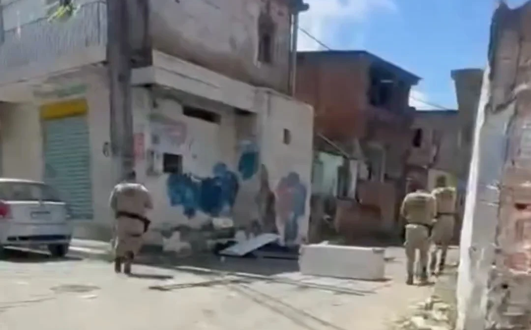 Polícia é recebida a tiros em operação realizada no bairro de Valéria, em Salvador