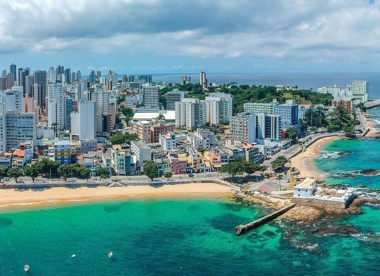 Homem com faca faz mulher refém no Porto da Barra e situação termina com dois presos
