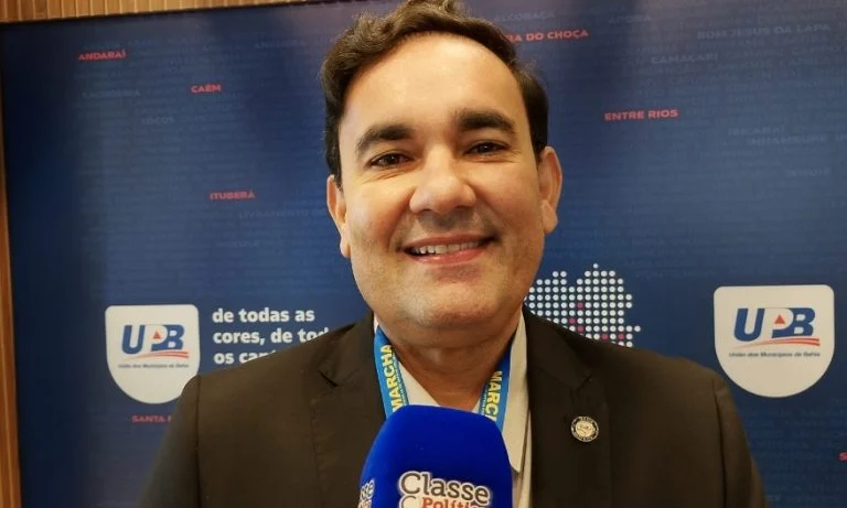 Prefeito de Alagoinhas recebe título que premia inovações tecnológicas na cidade