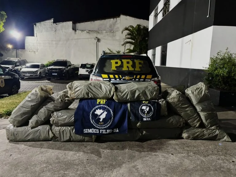 PRF apreende carregamento de 96 kg de maconha na BR 324, em Feira de Santana