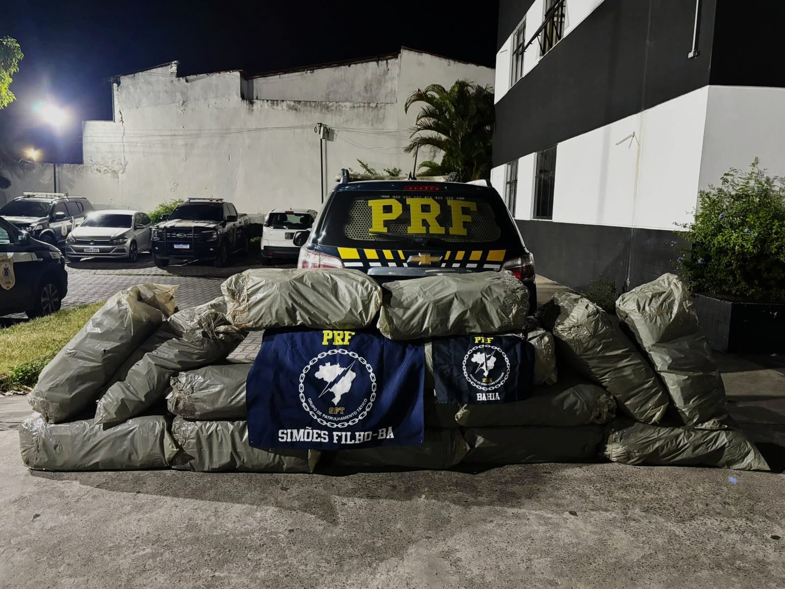 PRF apreende carregamento de 96 kg de maconha na BR 324, em Feira de Santana