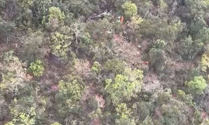 Passageiro de helicóptero aciona próprio resgate após cair em mata fechada