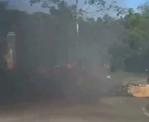 Familiares de paciente grávida interditam rodovia e protestam: “Regulação já”