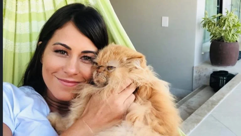 Jéssica Senra anuncia morte de gato de estimação aos 18 anos: “Partiu em meus braços”