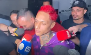 Oruam retira tornozeleira eletrônica em live e cena viraliza nas redes sociais
