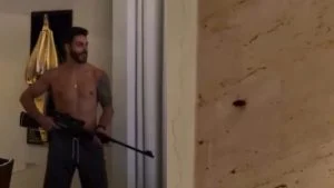 Cantor Rodolffo surpreende ao matar barata com tiro de arma de pressão e momento repercute na web