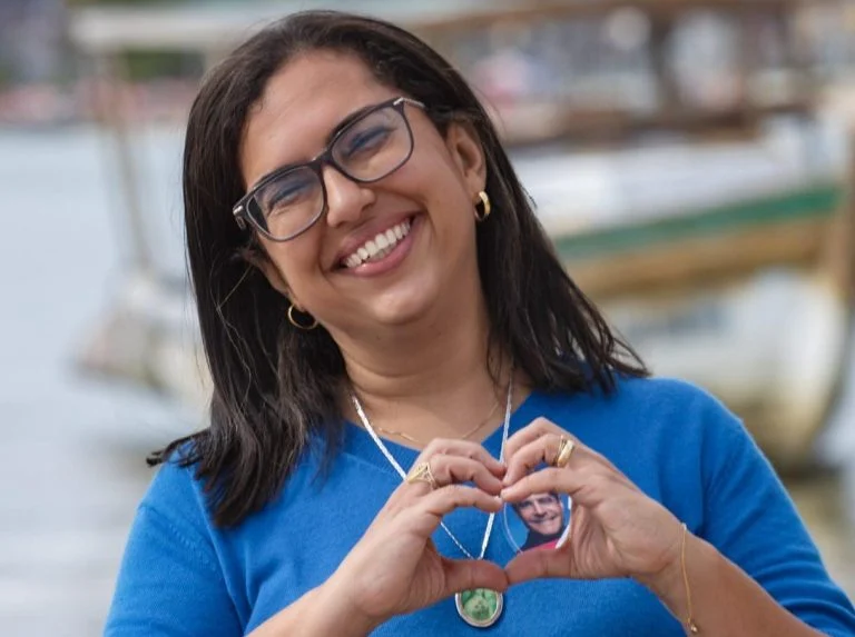 Ana Paula Matos acompanha Neto durante votação, diz que Jerônimo “já teve oportunidade” e crava: “Tem que trocar”