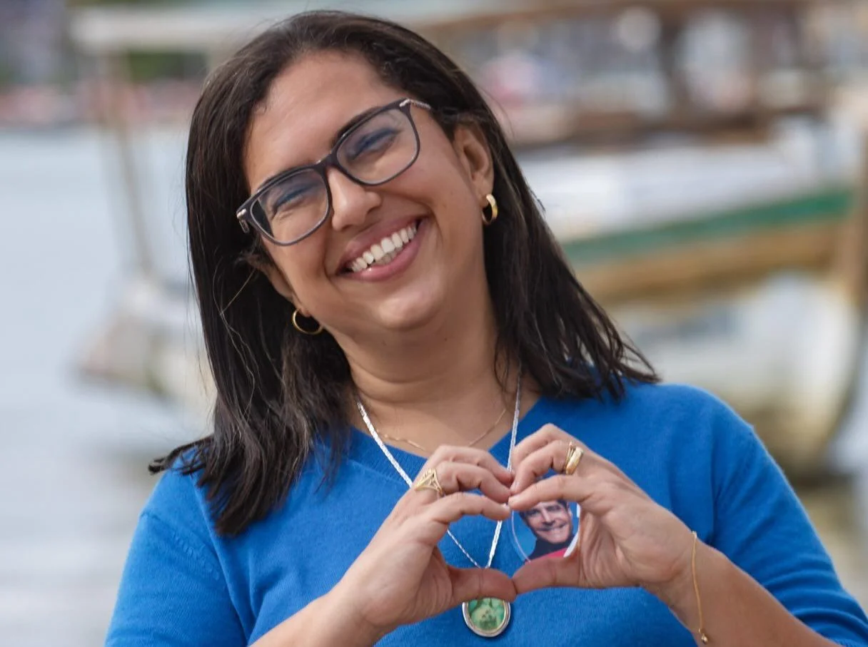 Ana Paula Matos acompanha Neto durante votação, diz que Jerônimo “já teve oportunidade” e crava: “Tem que trocar”
