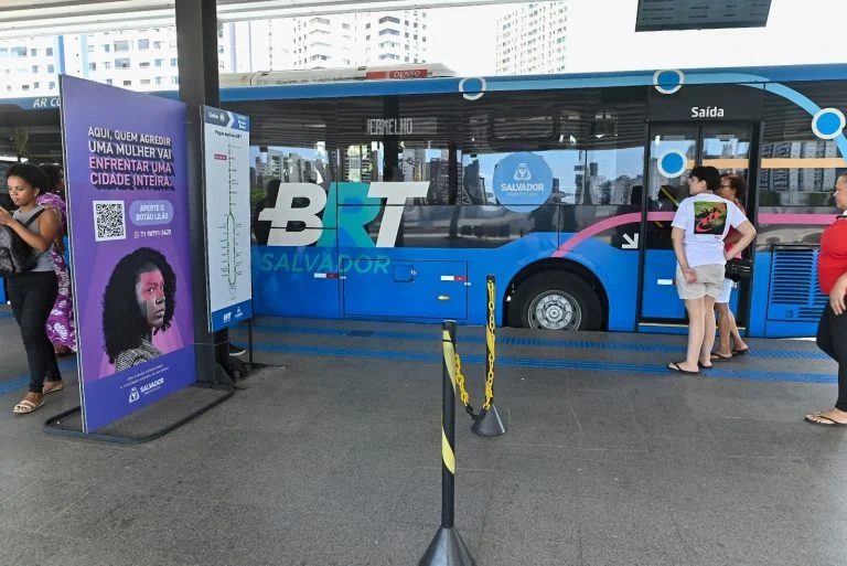 Salvador amplia acesso ao Botão Lilás em estações do BRT para mulheres vítimas de violência; saiba como utilizar