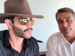 Gusttavo Lima grava vídeo ao lado de Flávio Bolsonaro: “Tenho a honra de receber aqui em casa”