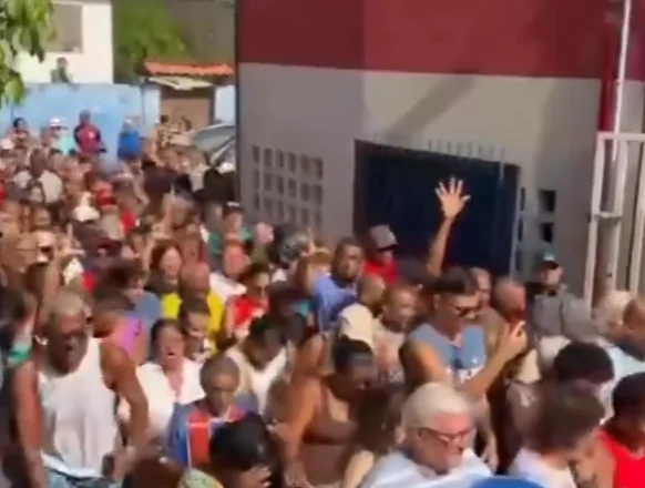 Maior colégio eleitoral do estado, Luiz Viana abre portões para mais de 16 mil eleitores em Salvador