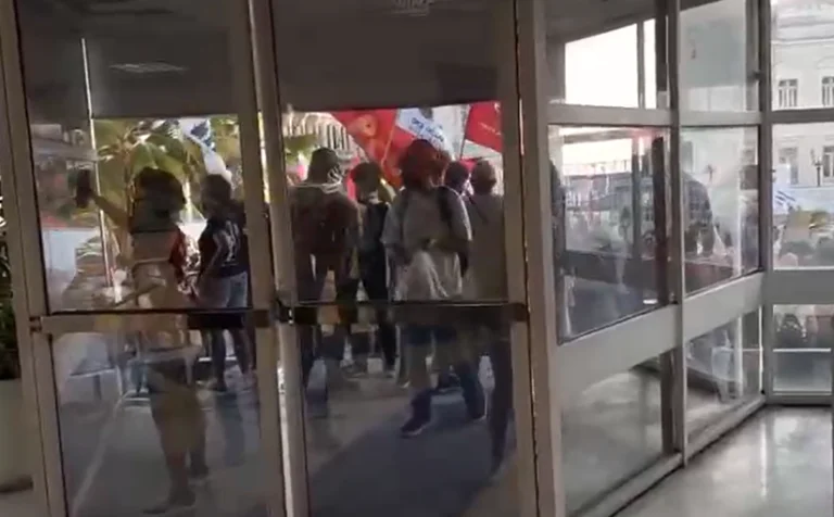 Prefeitura de Salvador suspende expediente no Palácio Thomé de Souza após manifestações e atos de vandalismo