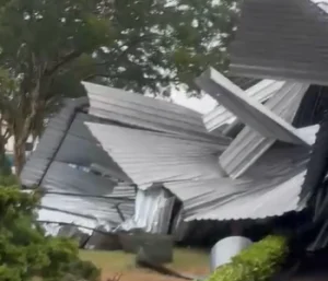 Teto de hospital desaba após temporal em município da Bahia