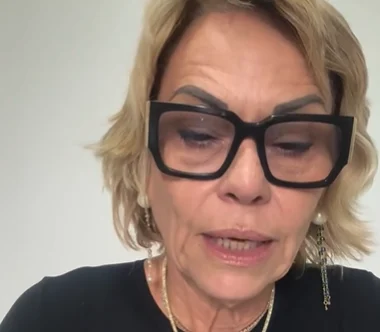 Mãe de Flávio Bolsonaro declara tristeza por mais um filho deixar o Brasil: “Meu coração sangra”