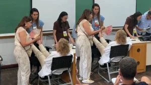 Eleitora passa mal em fila durante votação de ACM Neto e precisa ser socorrida; veja vídeo