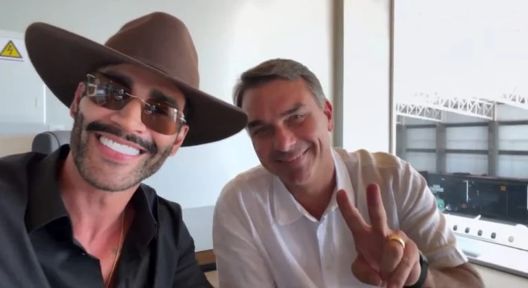 Apoiador de Flávio Bolsonaro, Gusttavo Lima elogia Bolsa Família e faz pedido ao senador: “Diferença incrível na nossa vida”