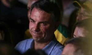 Jornal argentino revela detalhes da fuga de Flávio Bolsonaro para os EUA sem ser identificado; saiba mais
