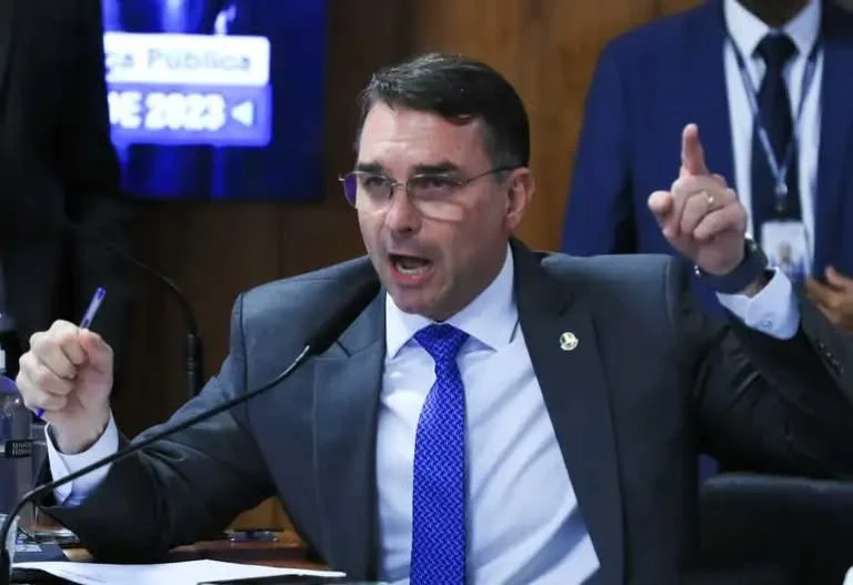Globo surpreende ao cancelar debate presidencial após decisões judiciais e desistência de Flávio Bolsonaro